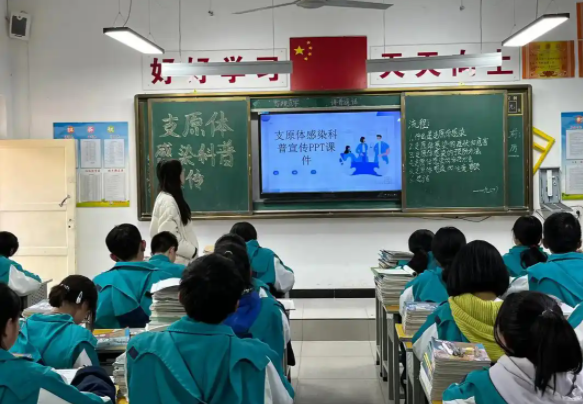 打破传统课堂让老师从讲台前走到了学生后从教师主导到学生主