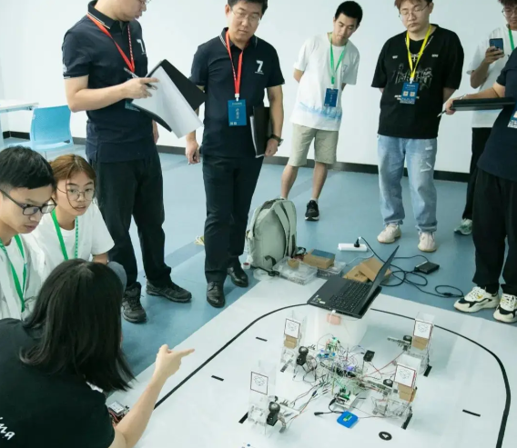 高效的压力测试场它迫使学生将模糊的神往转化为结构化表达