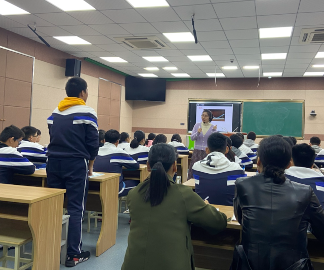 观看缺少互动也缺少全班同学同在一个讲堂空间学习的亲切感