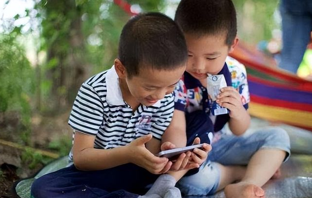 尊重儿童提供有温度的生长环境绝非用数字产品推脱陪同职责 尊重儿童提供有温度的生长环境绝非用数字产品推脱陪同职责