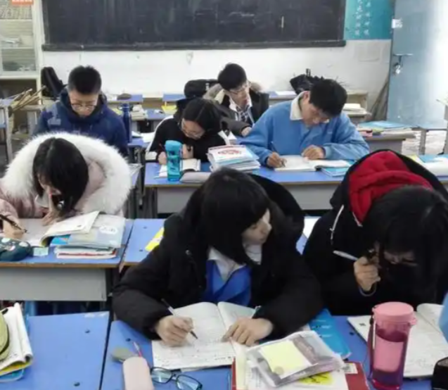 标准处理学生带入学校的智能产品严禁将手机等产品带入课堂
