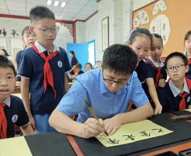 为大中小学与社区同享教育资源共同展开文明教育供给实践载体 为大中小学与社区同享教育资源共同展开文明教育供给实践载体