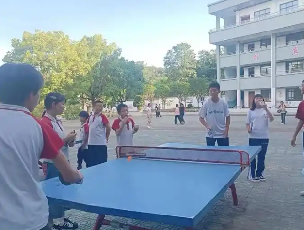 学子们用真挚与热心为的孩子们打开了一扇通往更广阔世界的窗 学子们用真挚与热心为的孩子们打开了一扇通往更广阔世界的窗