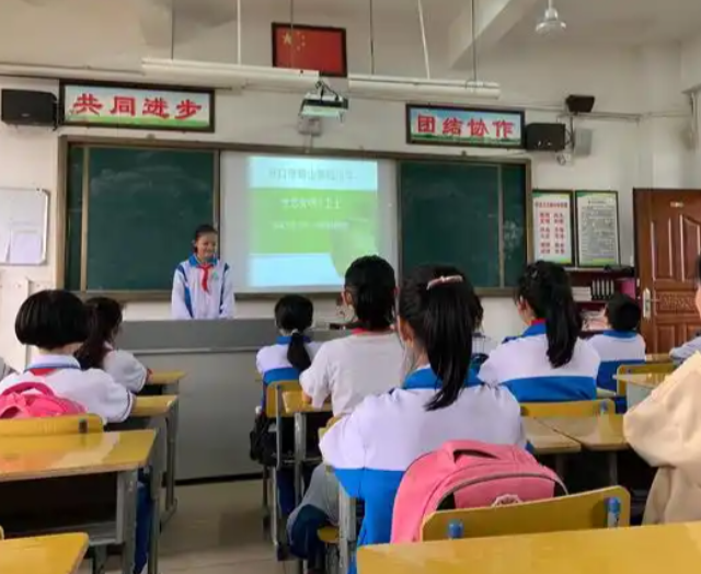 走进校园与老同学们沟通交流共同实践新的科学教育理论和办法