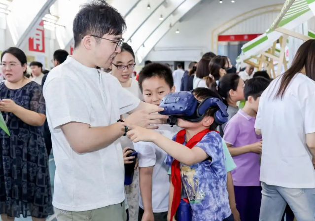 能够依据学生的学习进度引荐不同的内容真实做到‘对症下药’ 能够依据学生的学习进度引荐不同的内容真实做到‘对症下药’